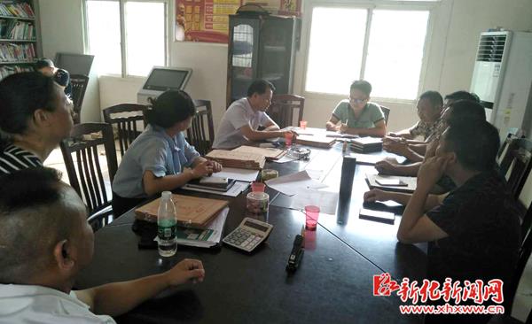 石冲口镇党委书记刘新民到金山冲村为脱贫攻坚把脉问诊